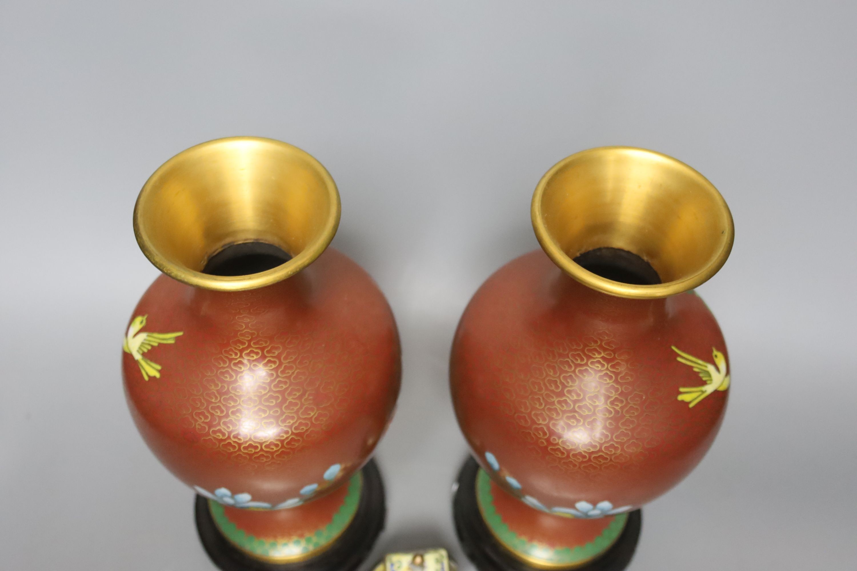 A pair of Chinese cloisonne enamel vases and a Canton enamel wine pot 30cm